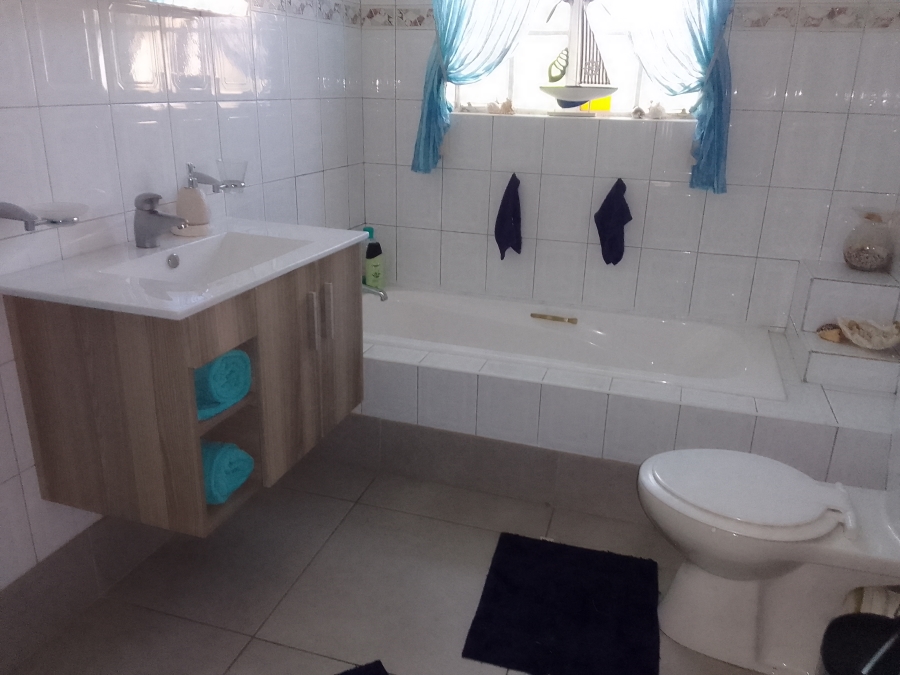 5 Bedroom Property for Sale in Geelhoutpark North West